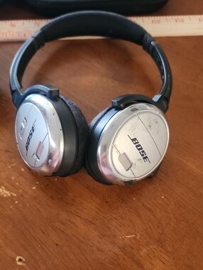 Bose QuietComfort 3 Acoustic Noise Cancelling headphones With Charger & Case